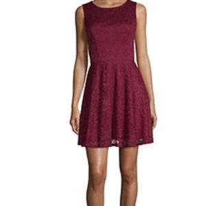 CITY TRIANGLE SLEEVELESS LACE DRESS